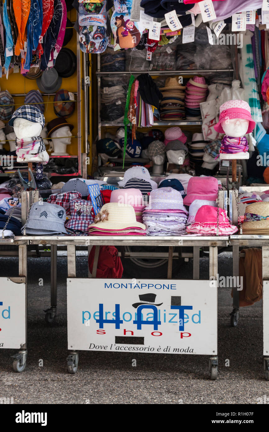 Villaggio di stallo di mercato con un display a colori di cappelli in vendita. Foto Stock