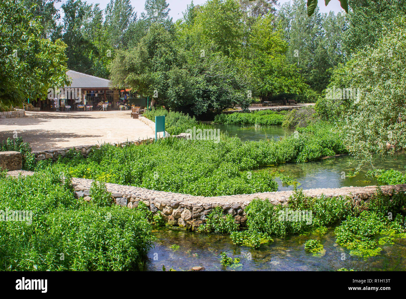 Parte dell'antica Banias giardini d'acqua e di percorsi nella parte inferiore del monte Hermon nel nord Golan Israele Foto Stock