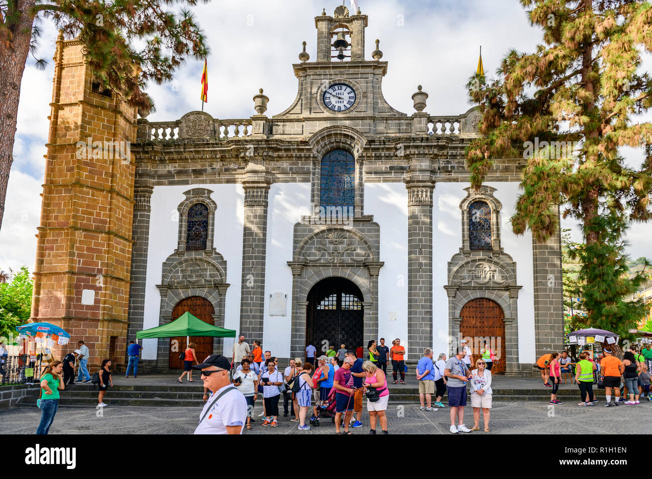 Gruppi di turisti al di fuori della Basilica di Nuestra Señora del Pino un diciottesimo secolo cattedrale in Teror, Gran Canaria Isole Canarie Foto Stock