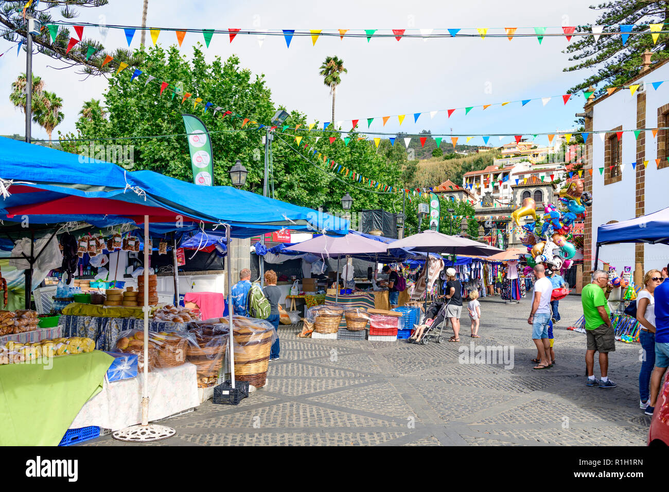La gente del posto e i turisti si mescolano nella maket a Teror, Gran Canaria Isole Canarie Foto Stock