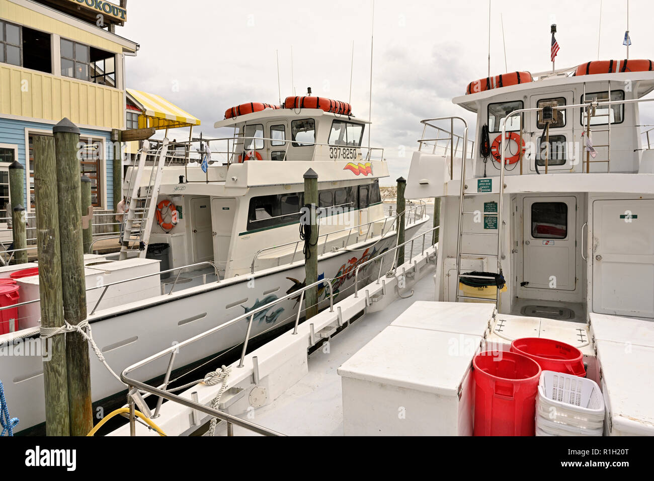 Due carta commerciale di barche da pesca legato al dock presso la Marina HarborWalk, Destin Florida, Stati Uniti d'America, come parte della flotta di pesca. Foto Stock