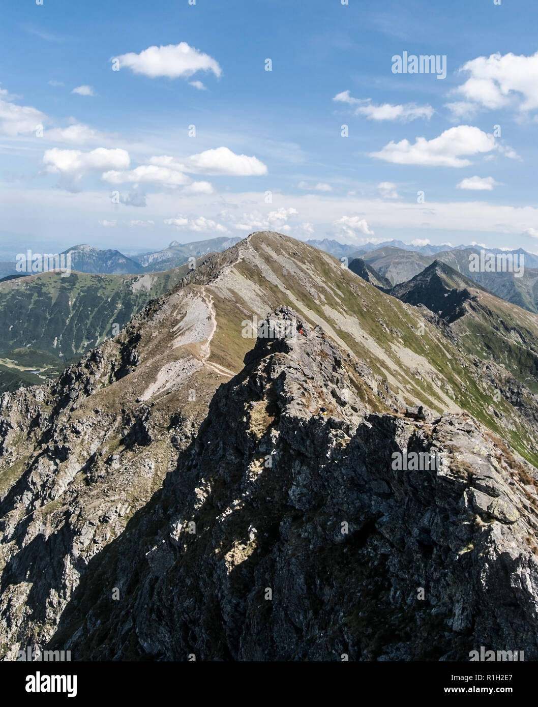 Spectaculra Tatra panorama con molti picchi dal sentiero escursionistico bellow Banikov picco sul Rohace gruppo montuoso Zapadne Tatry montagne in Slov Foto Stock