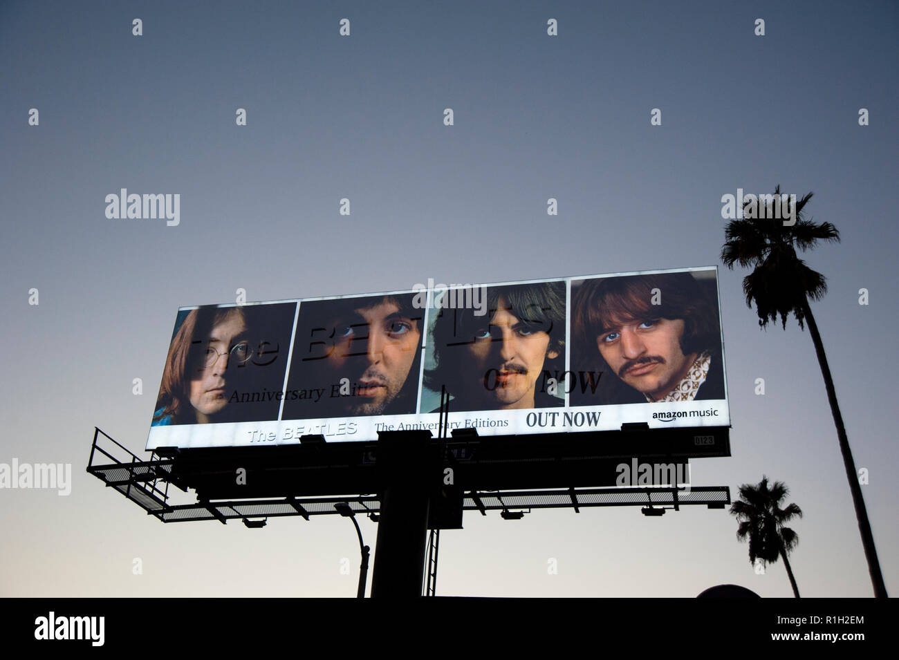 I Beatles vengono visualizzati su un back lit affissioni per il cinquantesimo anniversario di re-release di un bianco rimasterizzata Album su Sunset Strip in L.A., CA Foto Stock