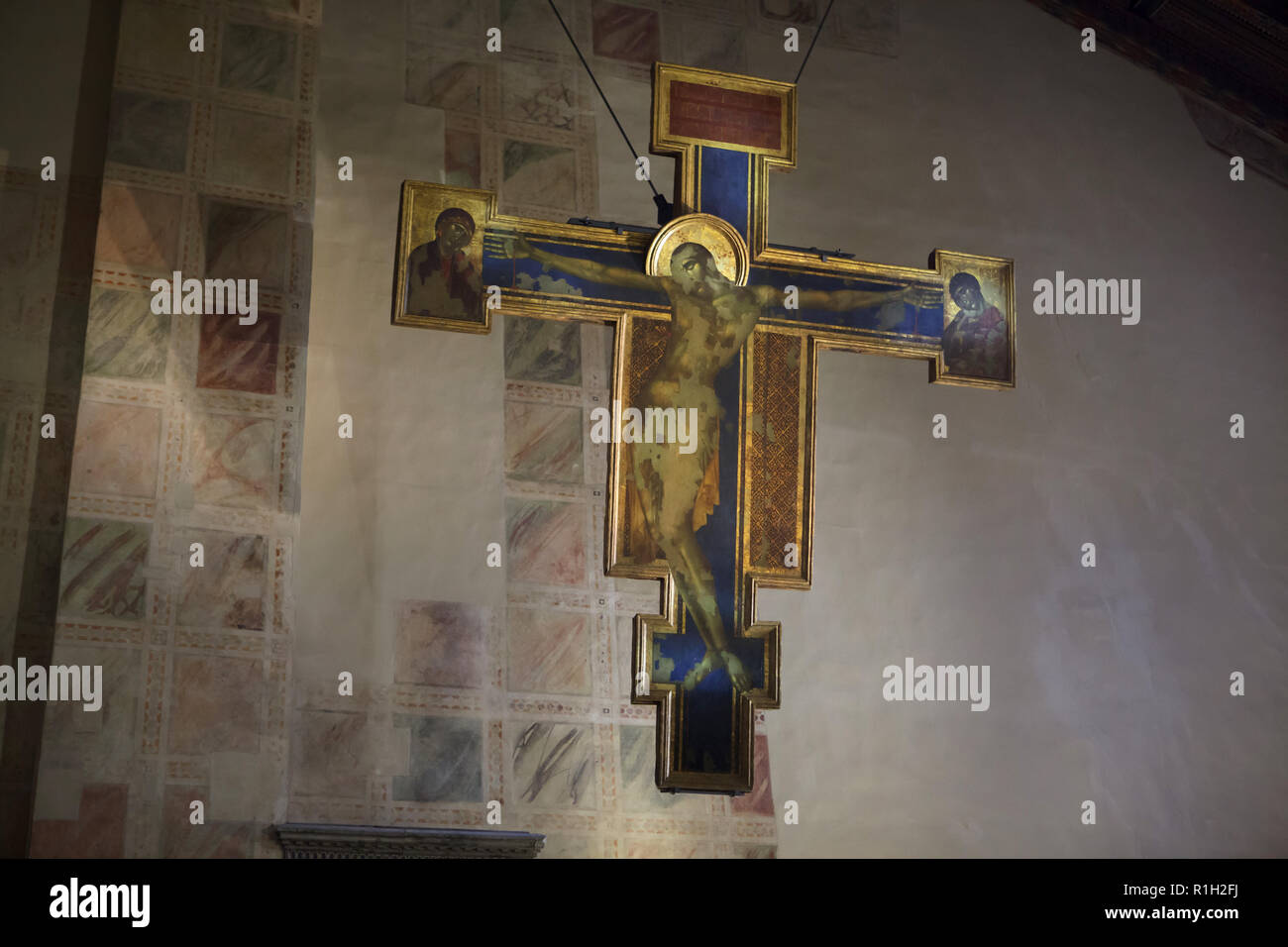 Crocifissione di Proto-Renaissance italiano pittore Cimabue datata prima del 1288 in mostra nel Museo dell'Opera di Santa Croce (Museo di opere della Basilica di Santa Croce di Firenze, Toscana, Italia. Il dipinto fu gravemente danneggiato dall'alluvione dell'Arno del 4 novembre 1966. Foto Stock