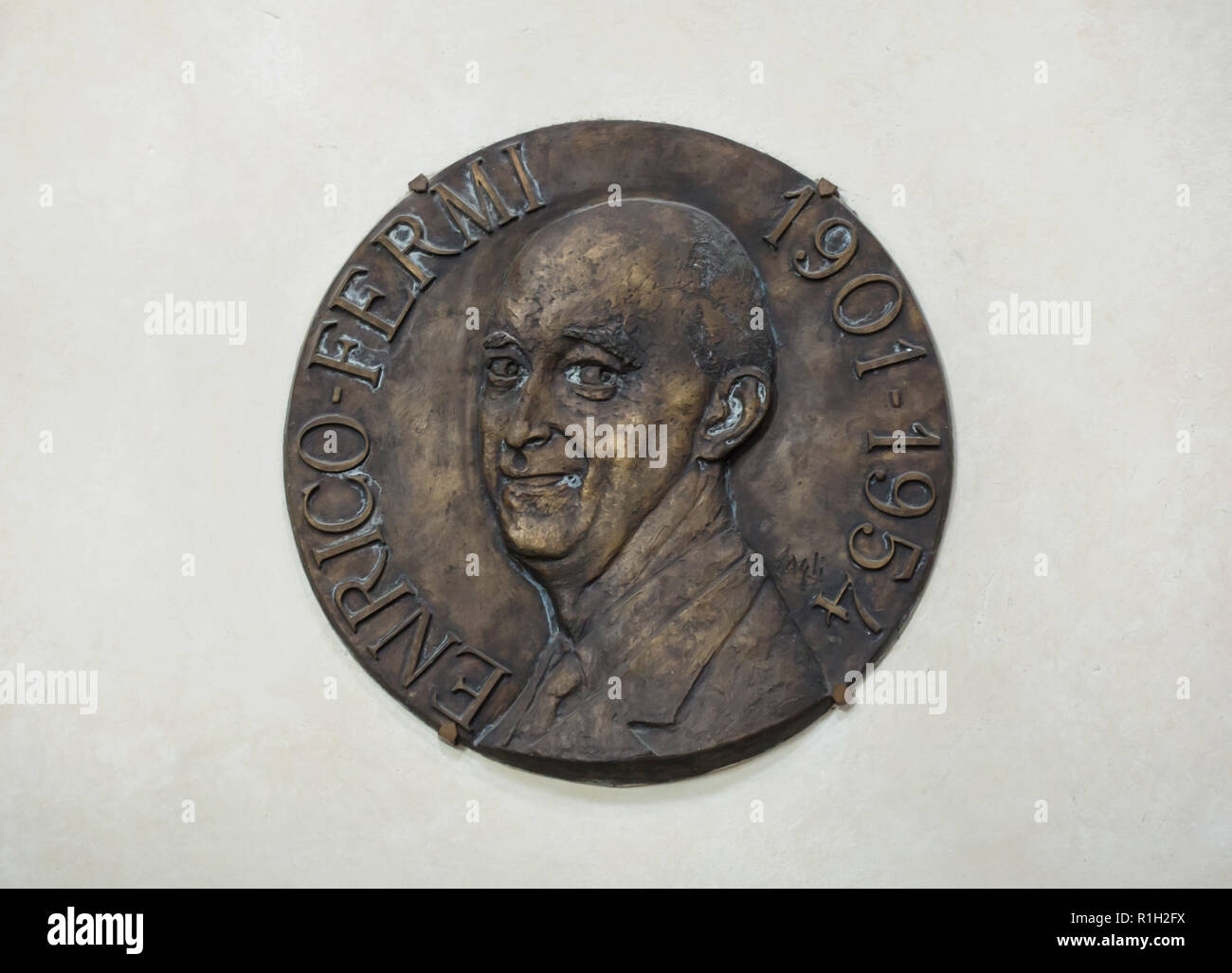 Commemorare la placca al fisico italiano Enrico Fermi, che è stato il creatore del primo reattore nucleare nel mondo, nella Basilica di Santa Croce (Basilica di Santa Croce di Firenze, Toscana, Italia. Foto Stock