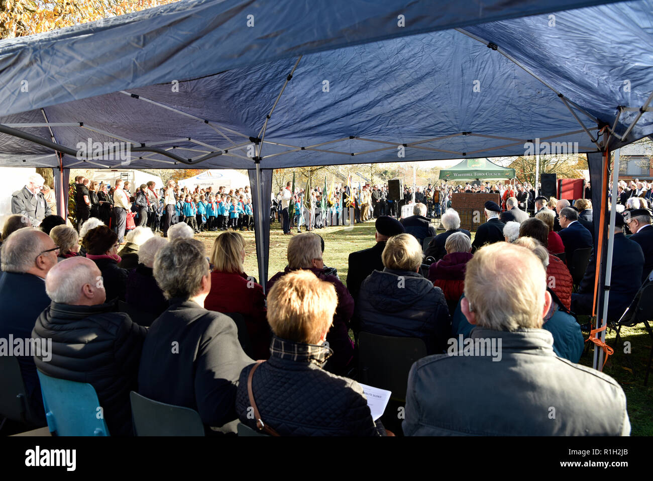 Le persone che frequentano il ricordo di domenica, War Memorial, Bordon, Hampshire, Regno Unito. 11.11.2018. Foto Stock