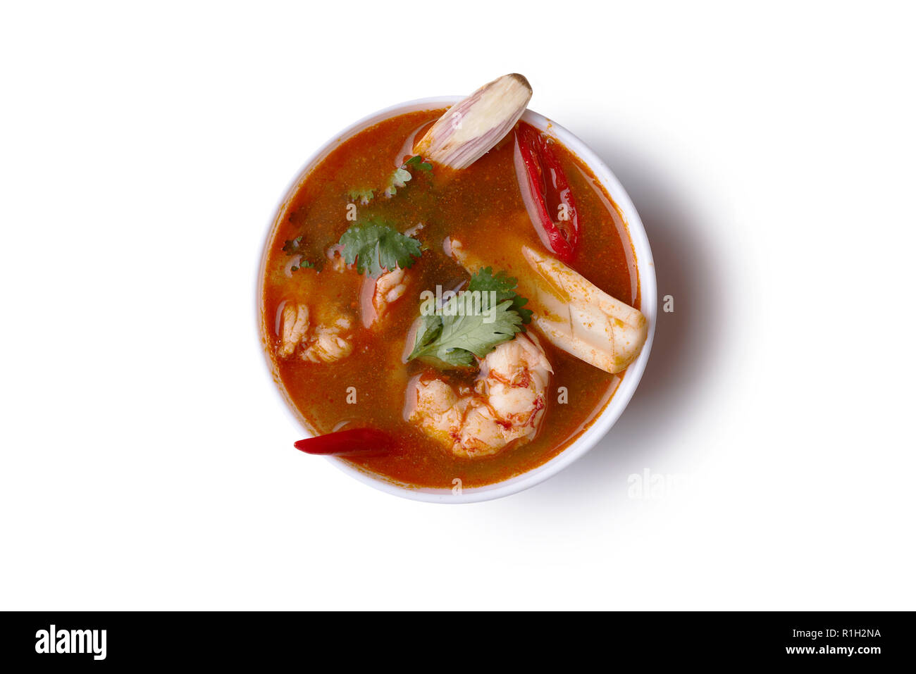 Tom Yam Goong. thai zuppa piccante isolato su bianco backround. top isualizzare Foto Stock