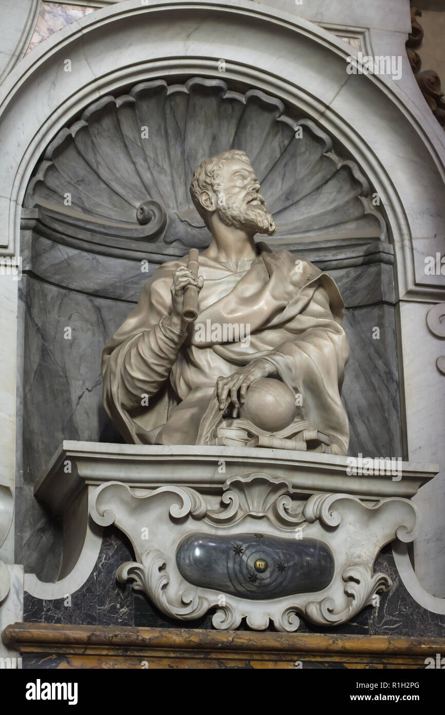 Monumento funebre all'astronomo e fisico italiano Galileo Galilei progettato da scultori italiani Giulio Foggini, Vincenzo Foggini, Giovan Battista Foggini e Girolamo Ticciati (1737) nella Basilica di Santa Croce (Basilica di Santa Croce di Firenze, Toscana, Italia. Foto Stock