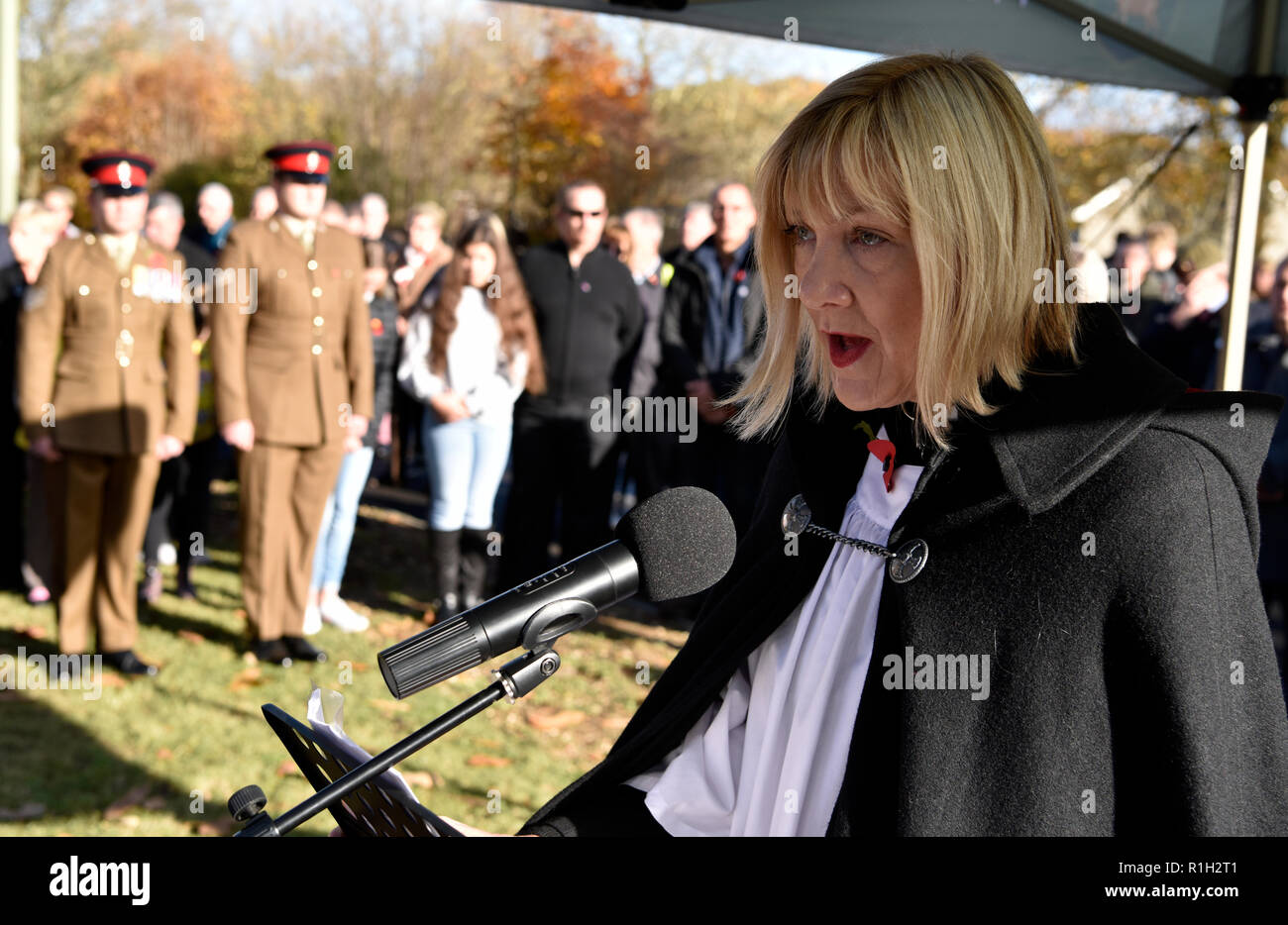 Elemento femmina del clero udienza di indirizzamento durante il ricordo di domenica, War Memorial, Bordon, Hampshire, Regno Unito. 11.11.2018. Foto Stock