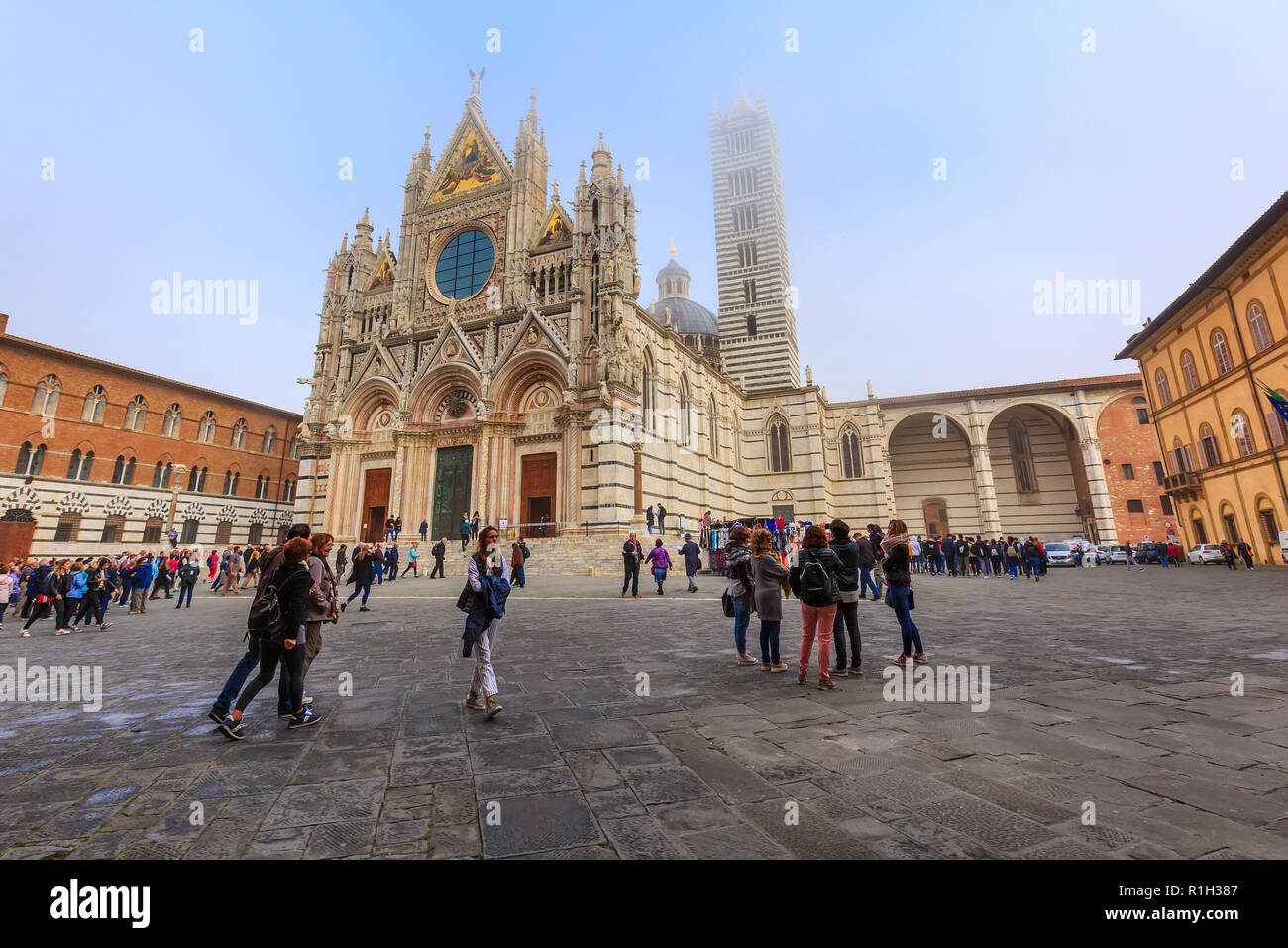 Siena, Italia - 25 Ottobre 2018: punto di riferimento della Toscana Siena cattedrale, Duomo di Siena e i turisti Foto Stock