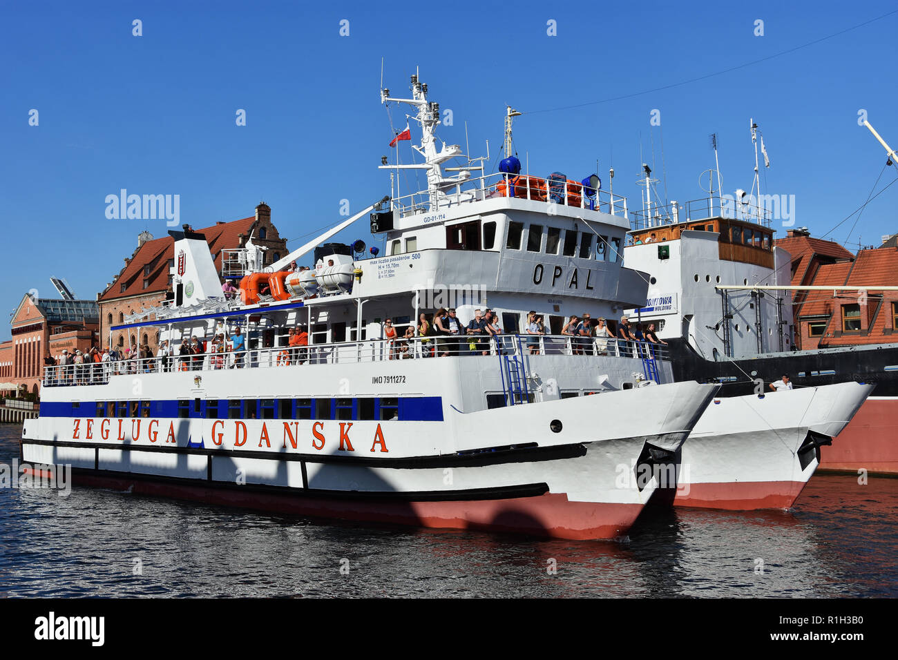 GDANSK, Polonia - 7 luglio 2018. Porto storico oltre il fiume Motlawa e la Città Vecchia con architettura tradizionale. Crociera viaggio con Zegluga Gdanska - opale Foto Stock