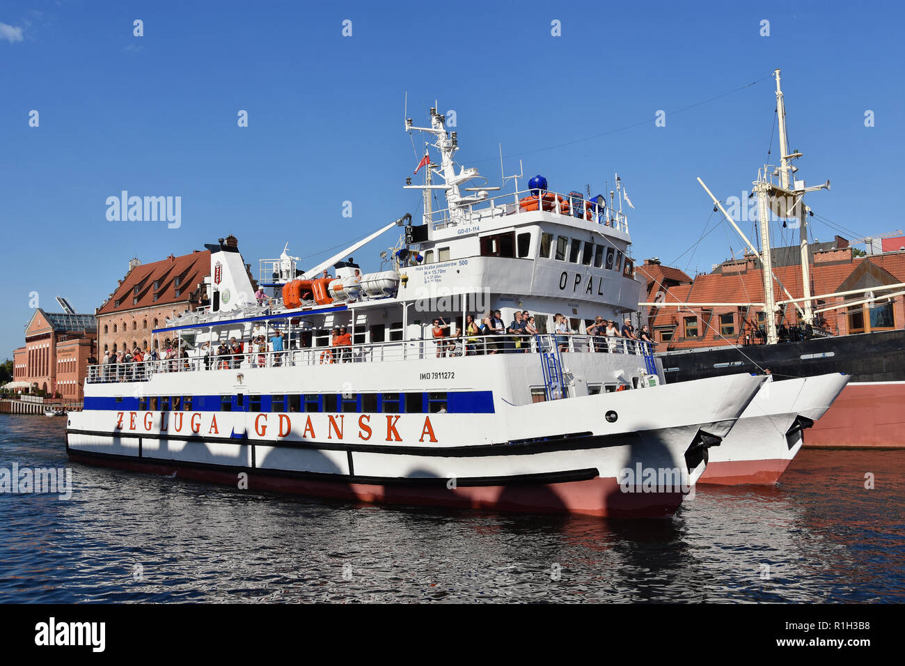 GDANSK, Polonia - 7 luglio 2018. Porto storico oltre il fiume Motlawa e la Città Vecchia con architettura tradizionale. Crociera viaggio con Zegluga Gdanska - opale Foto Stock