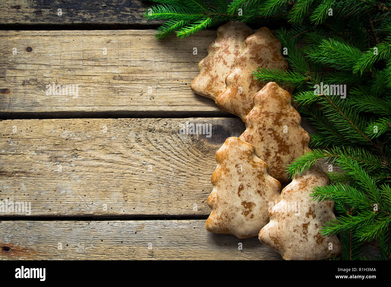 Gingerbread cookie e albero di natale rami su sfondo di legno Foto Stock