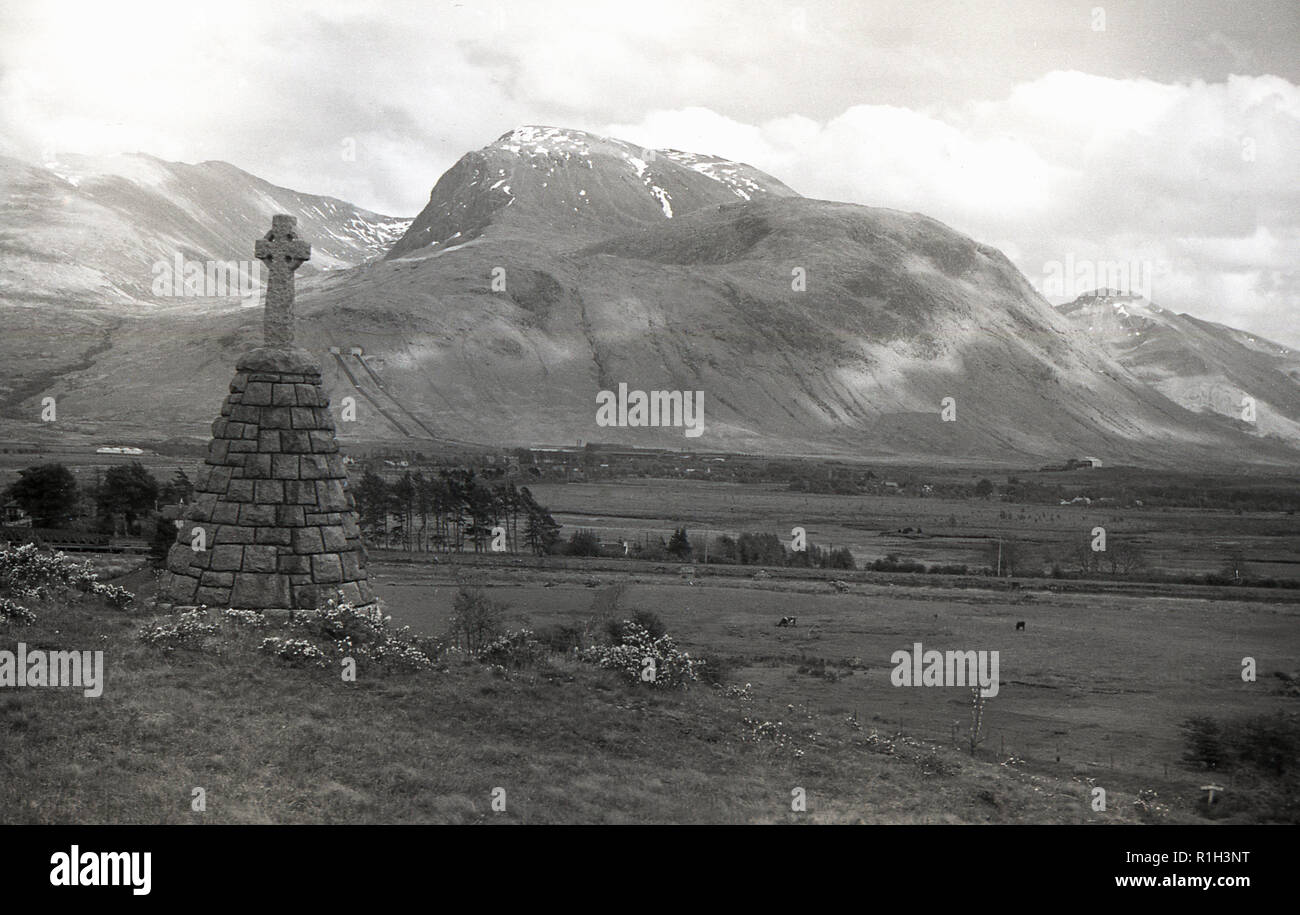 Degli anni Cinquanta, storico, una vista da questa epoca di Snowdon, la montagna più alta del Galles e il punto più alto delle isole britanniche al di fuori delle Highlands Scozzesi. I picchi rocciosi sono state formate da attività vulcanica nel periodo Ordovician. Un luogo di sepoltura e contrassegnato per la rimozione definitiva può essere visto in primo piano. Foto Stock