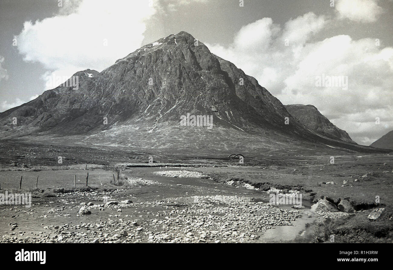 Degli anni Cinquanta, storico, una vista da questa epoca di Snowdon, la montagna più alta del Galles e il punto più alto delle isole britanniche al di fuori delle Highlands Scozzesi. I picchi rocciosi sono state formate da volcanci attività nel periodo Ordovician. Foto Stock