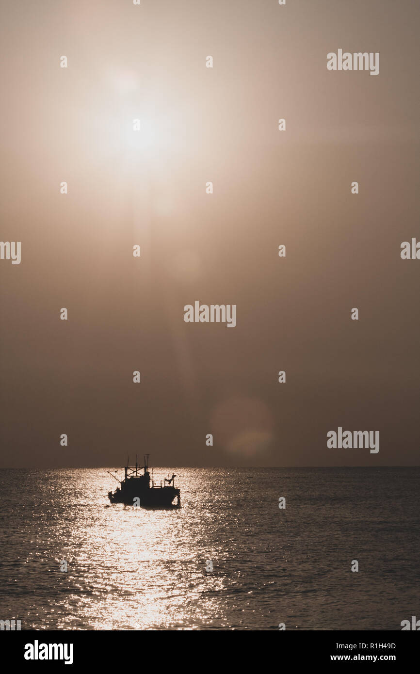 La silhouette della barca da pesca all'alba, che si affaccia sul Mare delle Filippine, la rete fissa di pesca al largo dell'area panoramica di Chisingtan, Xincheng Township, Hualien Count Foto Stock