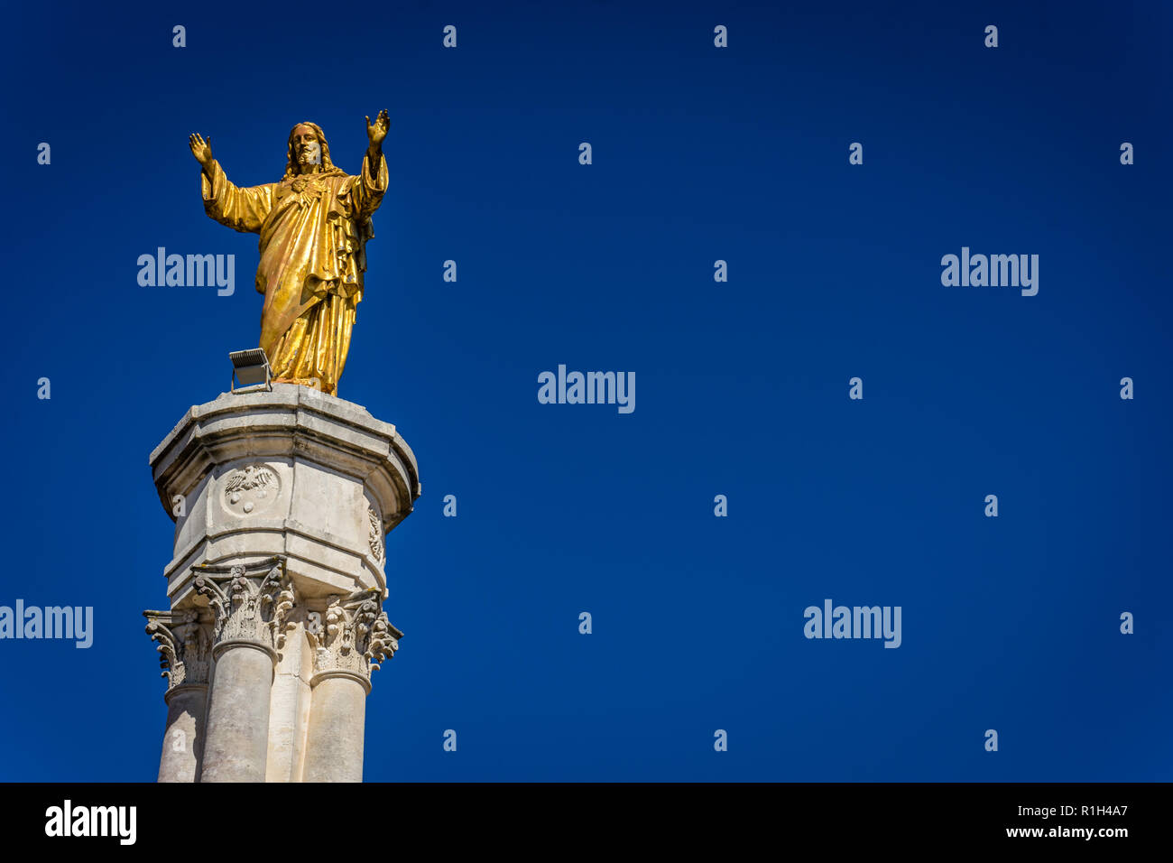 Fatima è il centro della religione cattolica in Portogallo. La statua di Gesù si innalza nella piazza principale della Basilica. Foto Stock