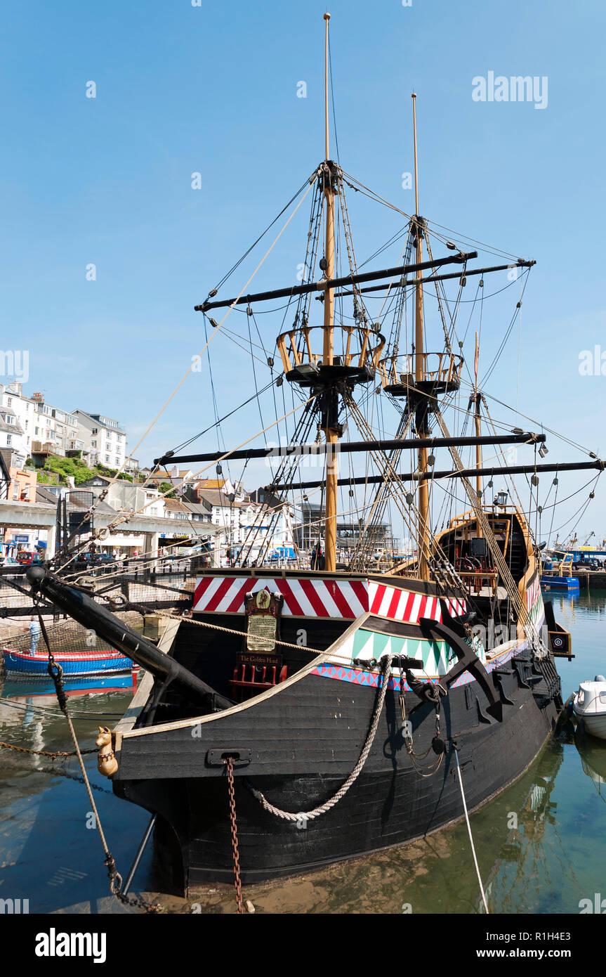 Full Size replica di sir Francis I draghetti nave Golden Hind in porto a Brixham, Devon, Inghilterra, Regno Unito. Foto Stock