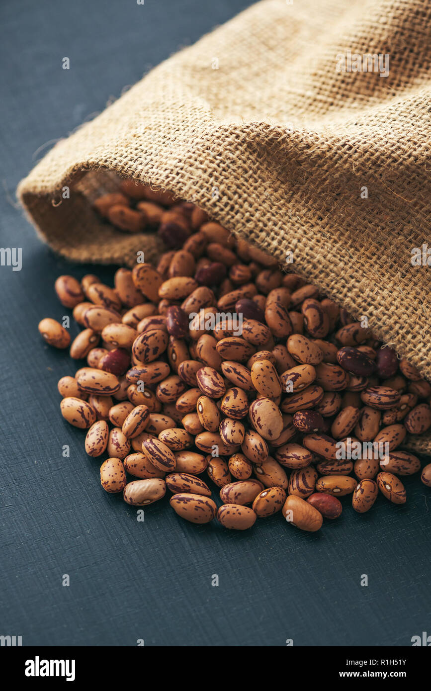 Fagioli Pinto nel sacco di tela, sano legume di fagioli, il fuoco selettivo Foto Stock