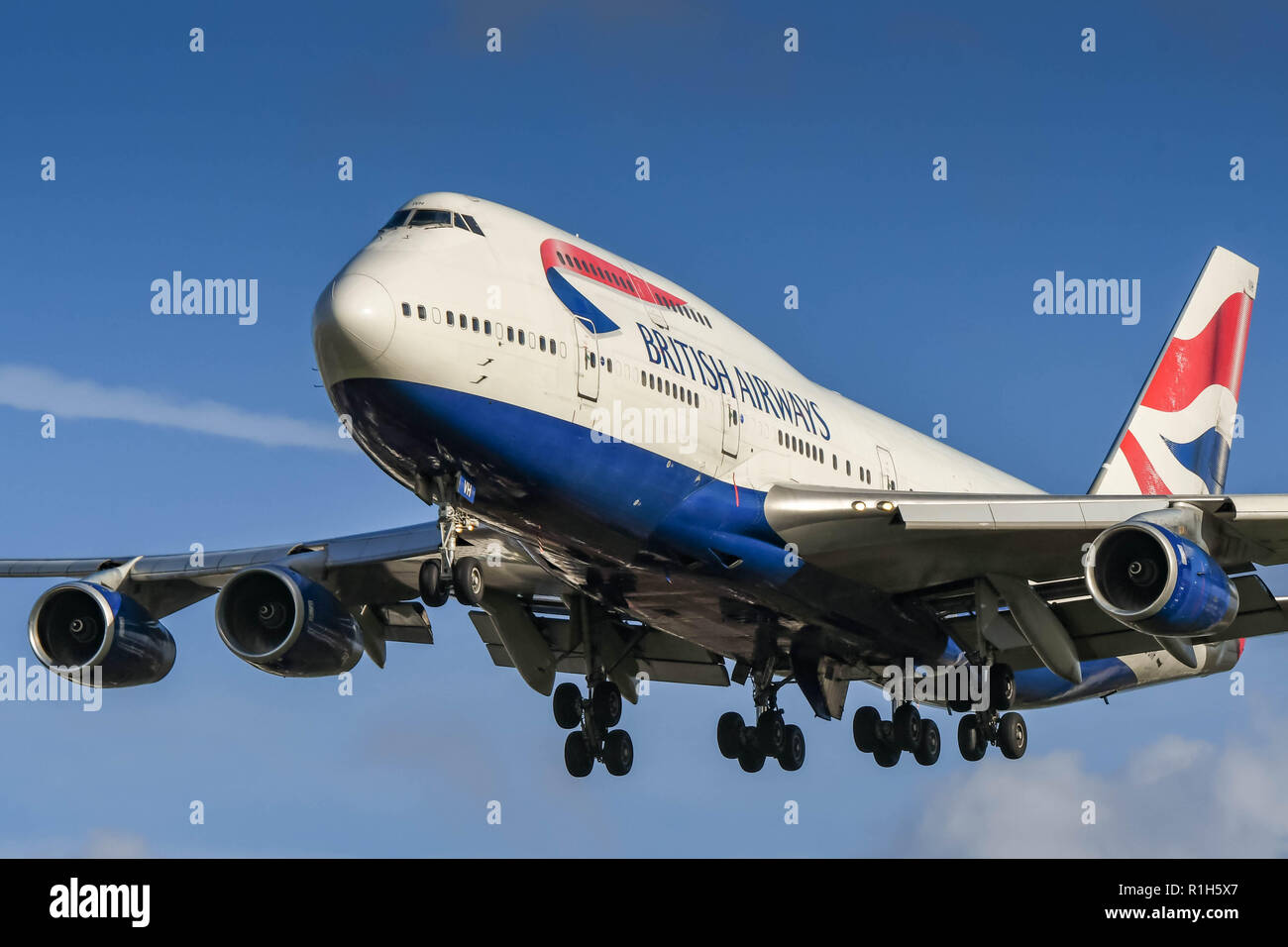 Londra, Inghilterra - Novembre 2018: British Airways Boeing 747 'jumbo jet' long haul aereo di linea in atterraggio a Londra Heathrow Airport. Foto Stock