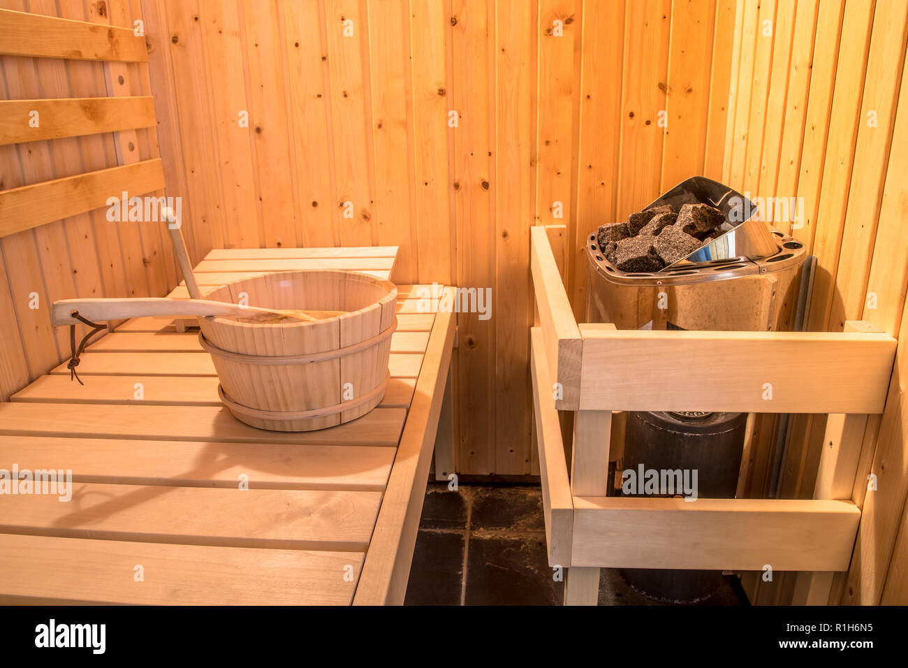 Sauna finlandese interni in stile con il cucchiaio di legno e sedi Foto Stock