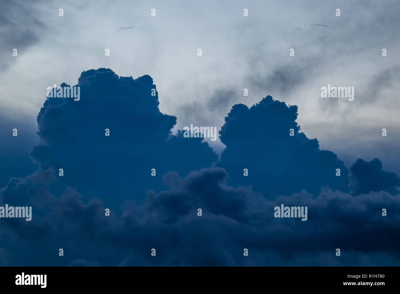 Drammatiche ore blu cielo con belle nuvole, monocromatica cloudscape con forme e copia spazio, luce e macchie scure, fotografato in Bulgaria vicino Foto Stock