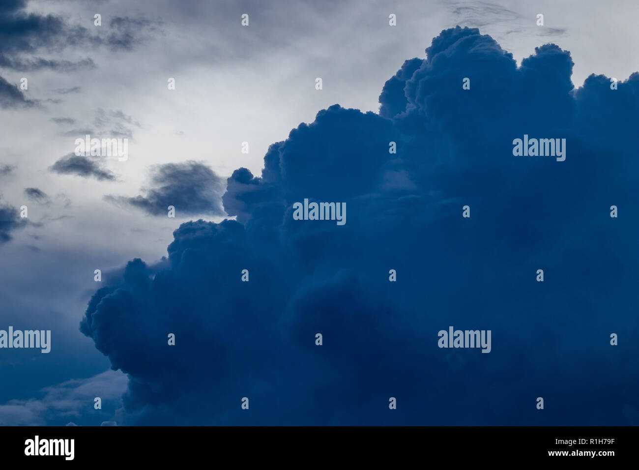 Drammatiche ore blu cielo con belle nuvole, monocromatica cloudscape con forme e copia spazio, luce e macchie scure, fotografato in Bulgaria vicino Foto Stock