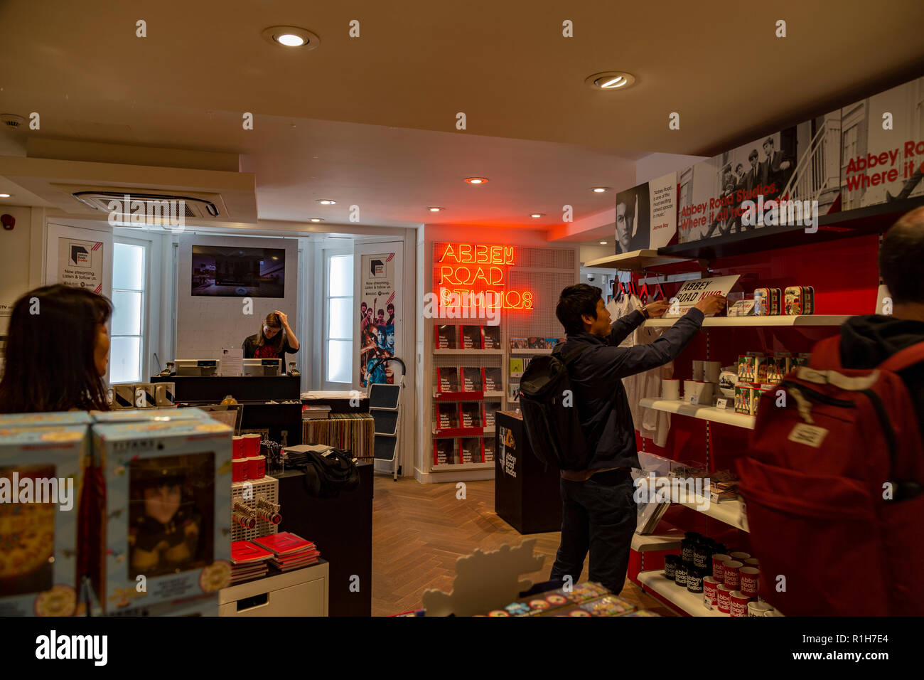 Abbey Road shop vende vari musica correlati doni, London, England, Regno Unito Foto Stock