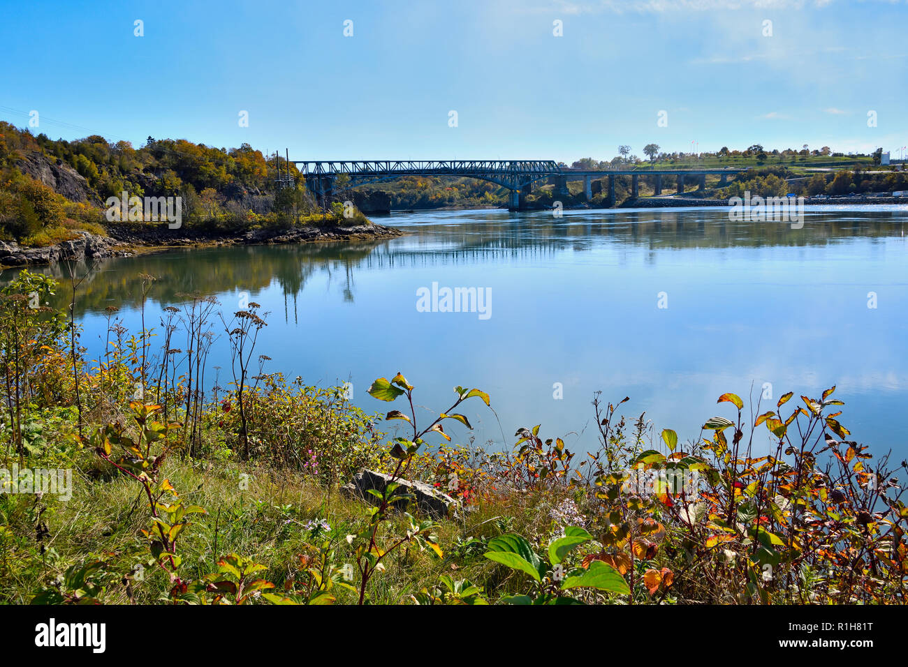 Un paesaggio orizzontale immagine dell'inversione di marcia scende ponte che attraversa il fiume Saint John a cadute nella città di Saint John New Brunswick Canada. Foto Stock