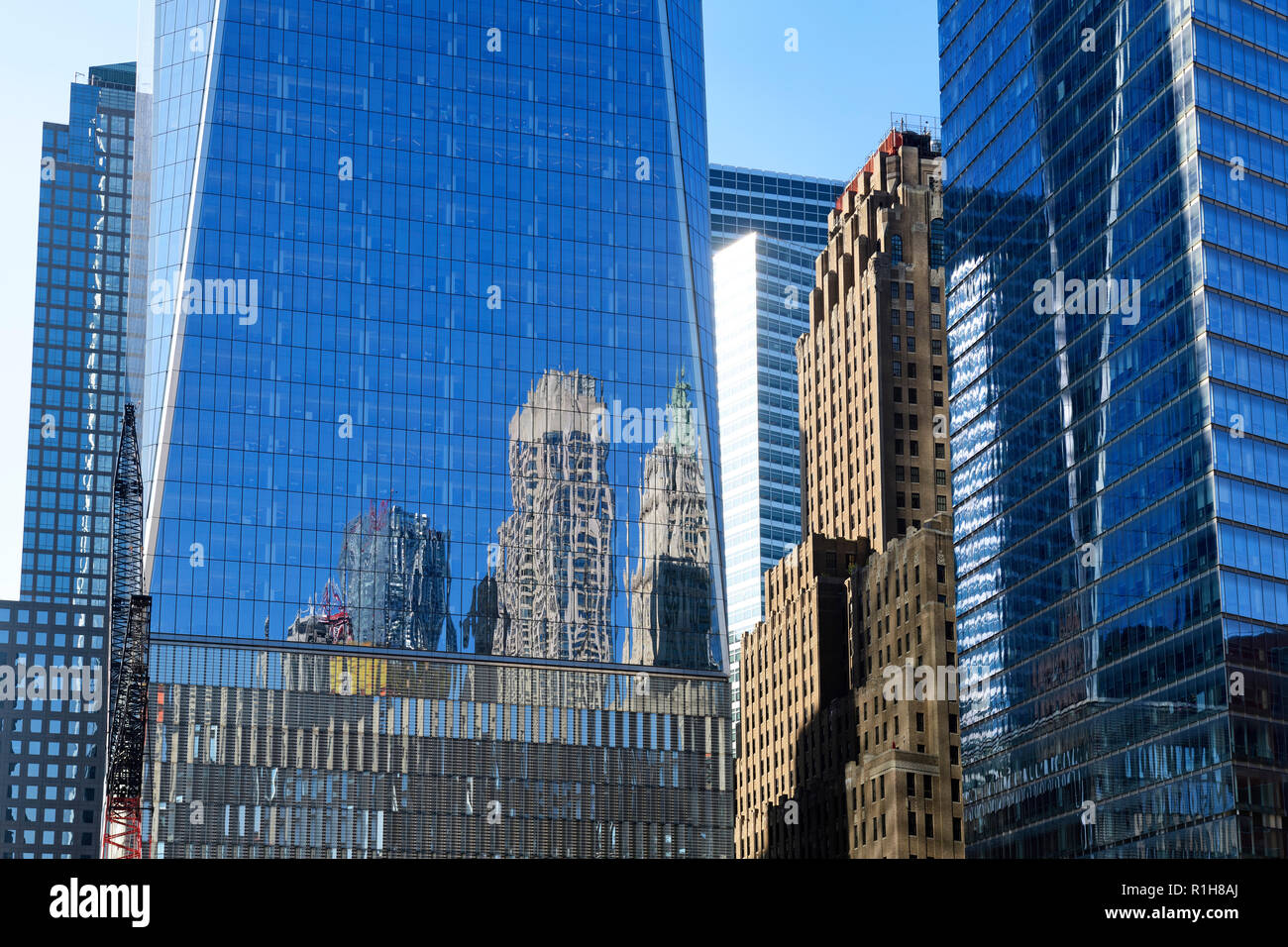 La riflessione del circostante grattacieli in facciata in vetro del One World Trade Center, Ground Zero, Manhattan, New York Foto Stock