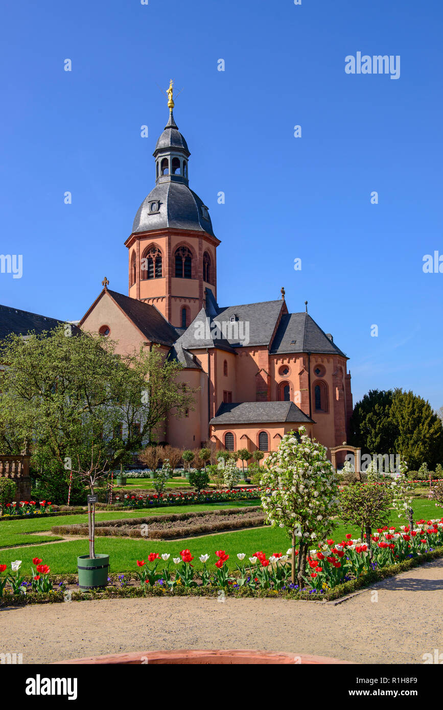 Ex monastero benedettino con giardino del monastero, Seligenstadt, Hesse, Germania Foto Stock