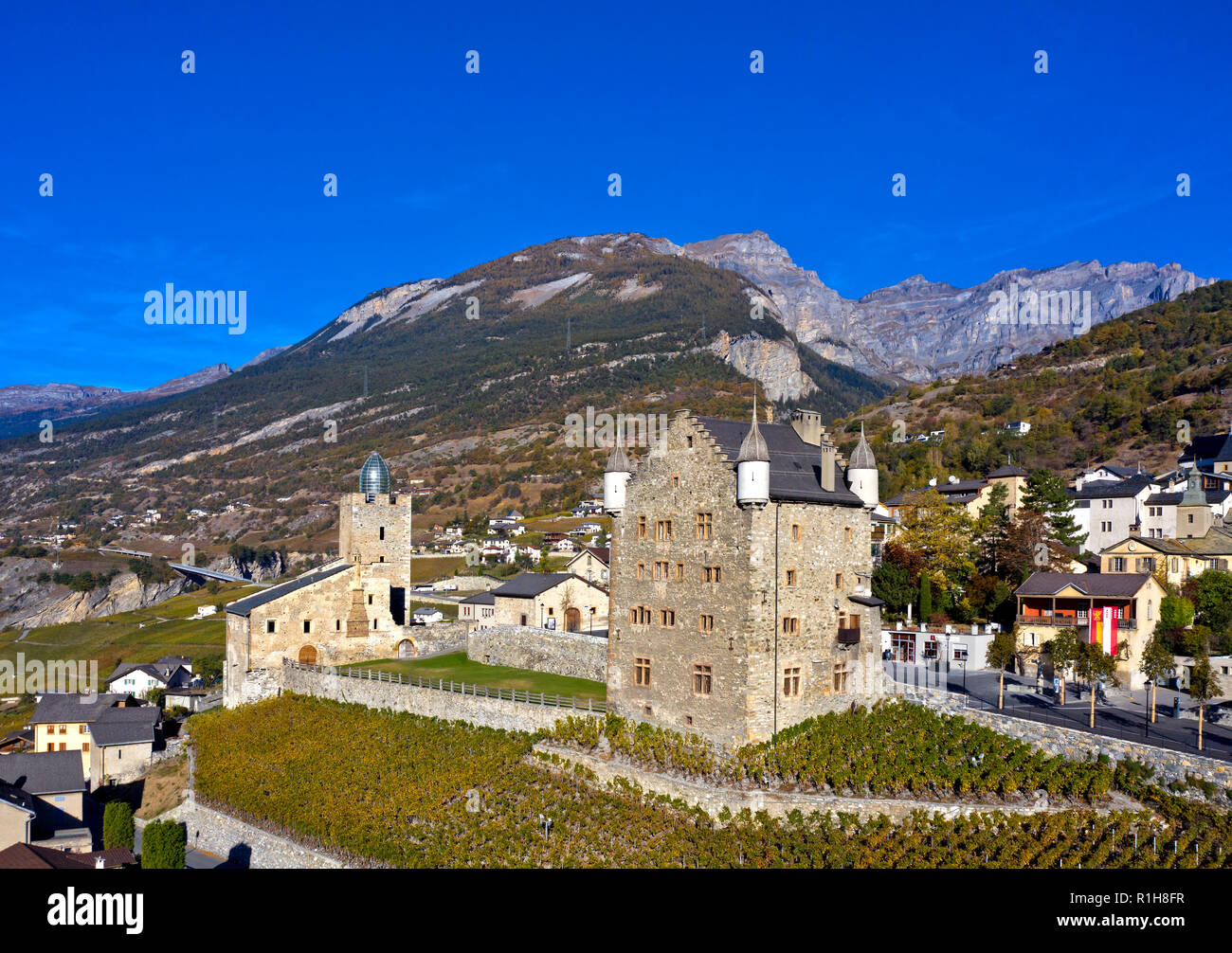 Drone immagine, Castello vescovile con cupola in vetro da Mario Botta, sinistro e il Municipio gotico, destra Leuk-Stadt, Vallese, Svizzera Foto Stock