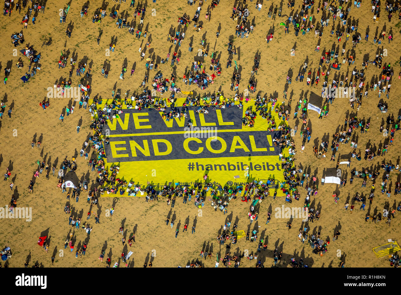 Molte persone sulla dimostrazione su larga scala con banner ci sarà fine del carbone, contro la radura della foresta di Hambach, area di lignite Foto Stock