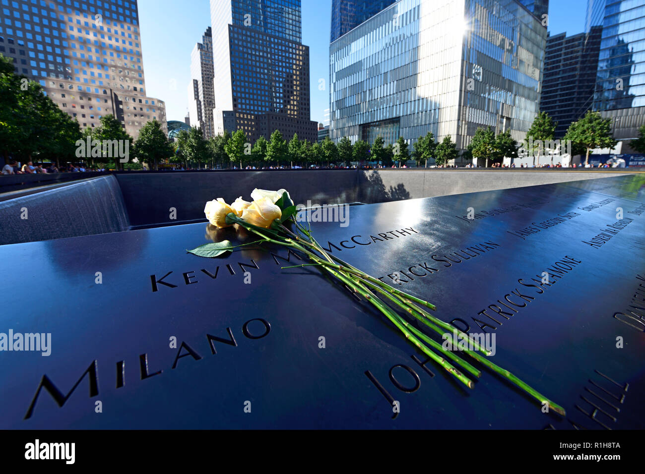 A sud la piscina con fiori per commemorare il defunto, World Trade Center Memorial, 9-11 Memorial, Ground Zero, Manhattan Foto Stock
