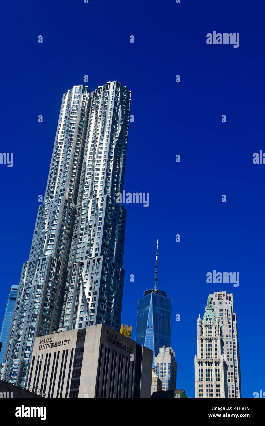 New York da Gehry, alto-aumento dell'architetto Frank Gehry, 8 Spruce Street, e la parte superiore del Woolworth edificio alto Foto Stock