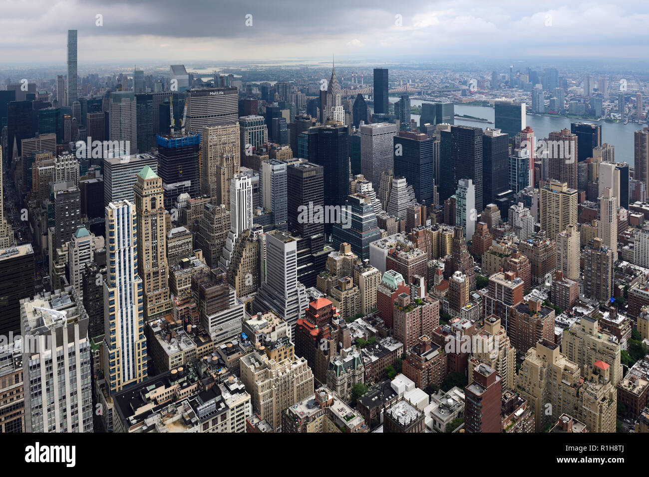 Vista dal Rockefeller Center per il Chrysler Building e il fiume Hudson, Manhattan, New York City, Stati Uniti d'America Foto Stock