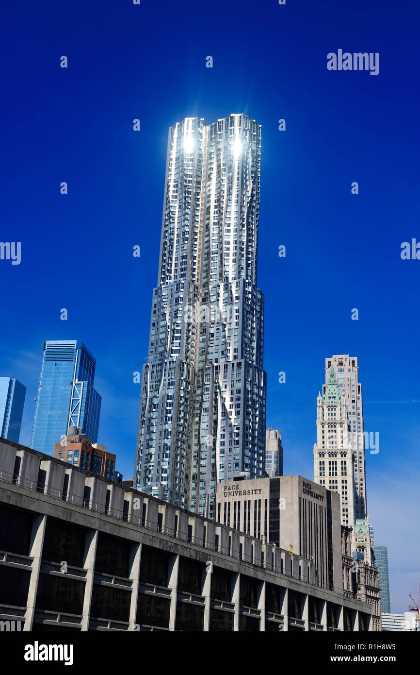 New York da Gehry, alto-aumento dell'architetto Frank Gehry, 8 Spruce Street, Manhattan, New York, Stati Uniti d'America Foto Stock