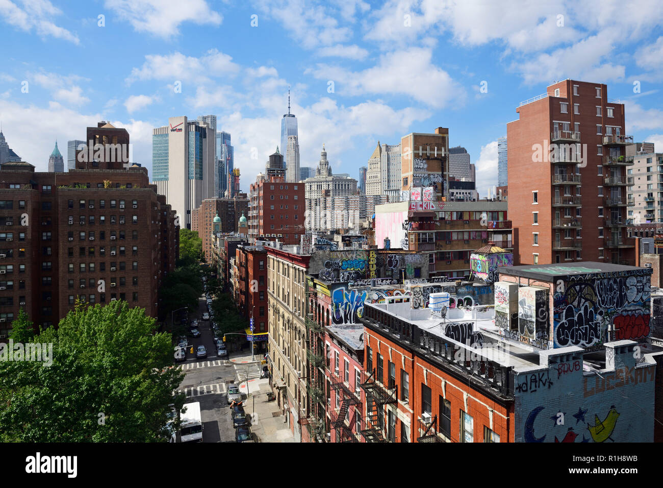 Vista dal ponte di Manhattan a Madison Street, Chinatown e Graffities sui tetti di New York City, Stati Uniti d'America Foto Stock