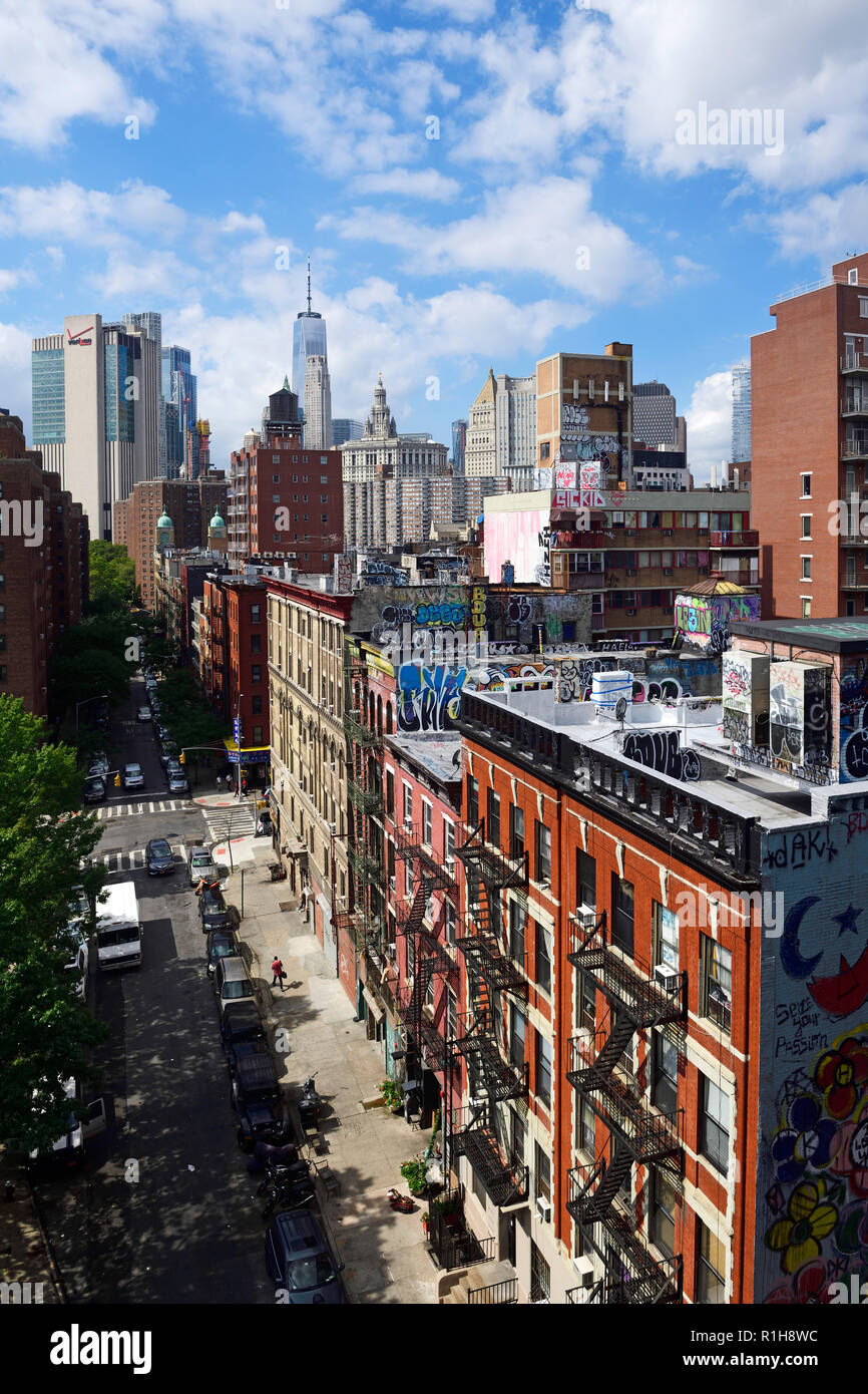 Vista dal ponte di Manhattan a Madison Street, Chinatown e Graffitis sui tetti di New York City, Stati Uniti d'America Foto Stock