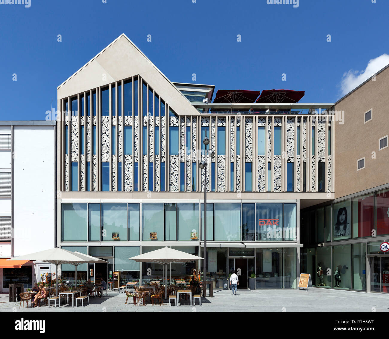 Neue Schranne con negozi, uffici e pratiche, ensemble di architettura contemporanea in Memmingen Città Vecchia, Memmingen Foto Stock