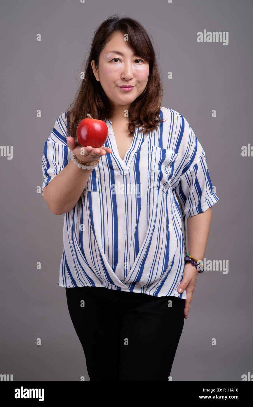 Coppia bella asiatica imprenditrice azienda frutta apple Foto Stock