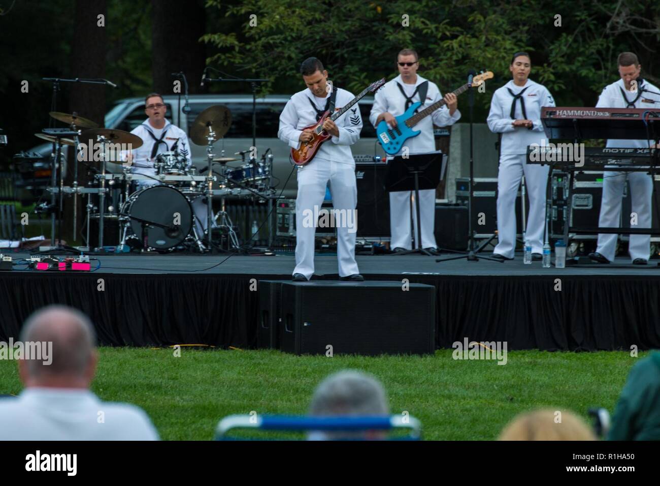 SPRINGFIELD, Massachusetts (Settembre 19 2018) banda della marina a nord-est di 'Rhode Island Sound' chitarrista, musicista di prima classe Collin Greggs, a Portsmouth, Va. native, esegue un assolo di chitarra a Forest Park durante Springfield Navy settimana. Navy settimane sono progettati per collegare il pubblico con i marinai della marina militare, i programmi e le apparecchiature in tutto il paese. Ogni anno, America's Navy viene a casa a circa 15 città in tutto il paese per mostrare gli Americani perché avente una forte Marina è critica per il modo americano di vita. Foto Stock