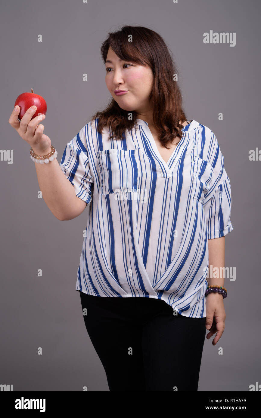 Coppia bella asiatica imprenditrice azienda frutta apple Foto Stock