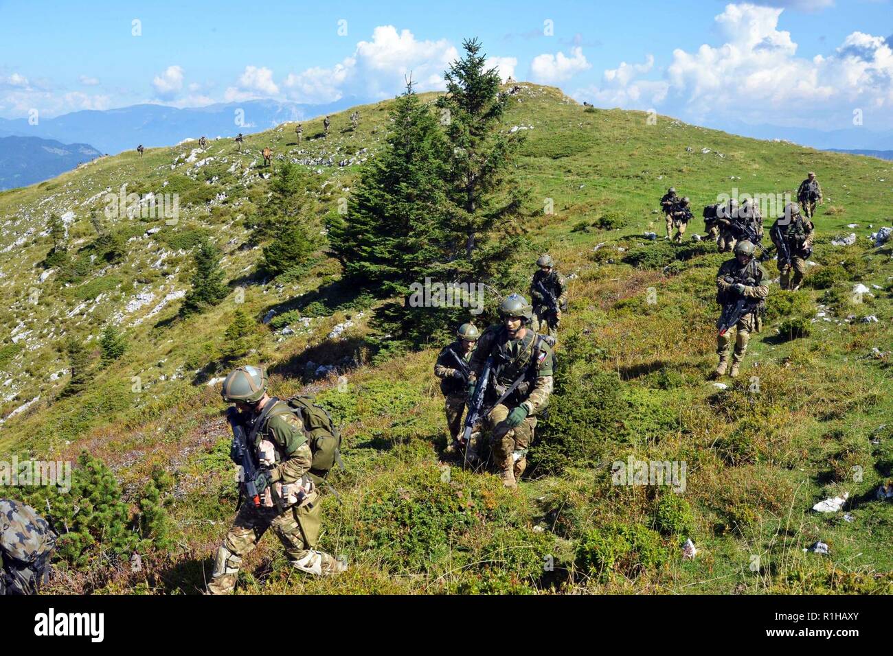 I soldati della Slovenia delle Forze Armate, Regno Unito e Stati Uniti 1-157 fanteria, Colorado Esercito Nazionale Guardia, conduce una esercitazione con la strumentazione dispiegabile System Europe (DISE) fornita dal settimo Esercito di formazione del comando Supporto Formazione Expeditionary divisione durante il Triglav Star IV esercizio ,Bohinisja Bela, Slovenia , settembre 19, 2018. Esercizio Triglav Star IV è un annuale multi-nazionale Mountain Warfare esercizio ospitato dal sloveno di forze armate in Bohinjska Bela, Slovenia ed è intensa e due settimane di esercizio tattico dove soldato da Regno Unito e th Foto Stock