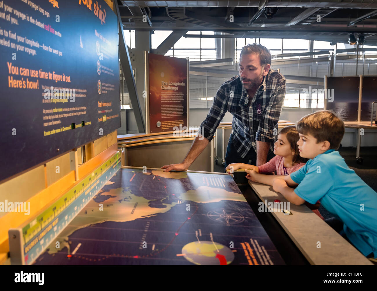 Un padre aiuta i suoi figli mentre esplorano una mostra interattiva al GulfQuest National Maritime Museum del Golfo del Messico a Mobile, Alabama. Foto Stock