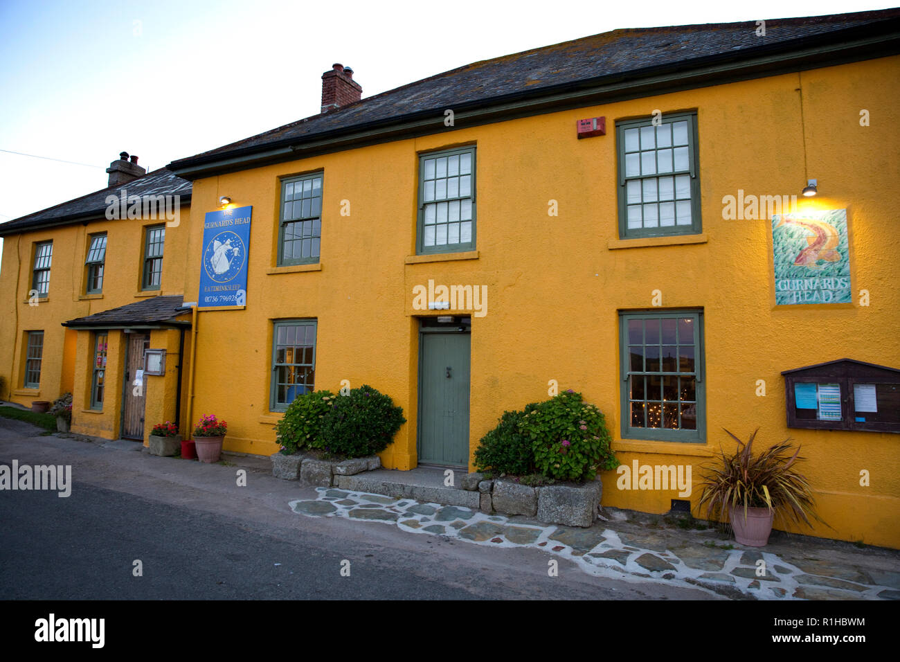 Distintivo giallo dipinto emote country hotel, bar e ristorante, il cappone di testa, Treen, tra Morvah e St Ives, Cornwall, Inghilterra Foto Stock