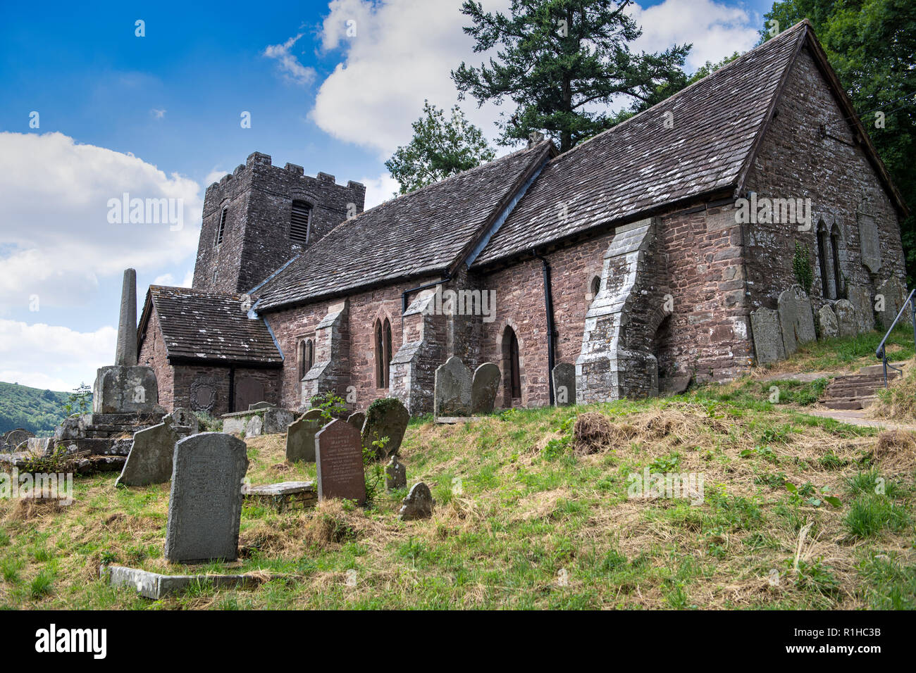 La Chiesa di San Martino, Cwmyoy, Monmouthshire, Galles, famoso per la sua estrema inclinazione, che è stata causata da una frana Foto Stock