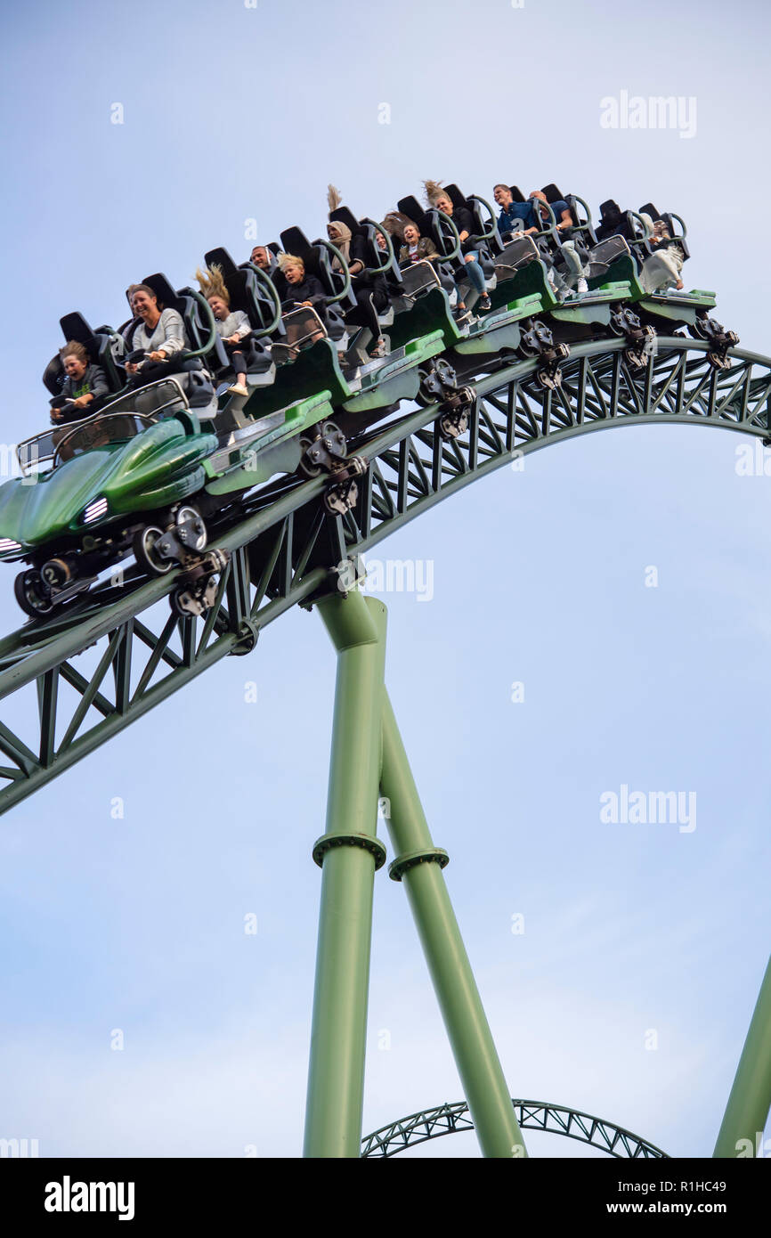 Per coloro che godono di una corsa su un rollercoaster al Liseberg Amusement Park nel centro di Gothenburg, Svezia Foto Stock