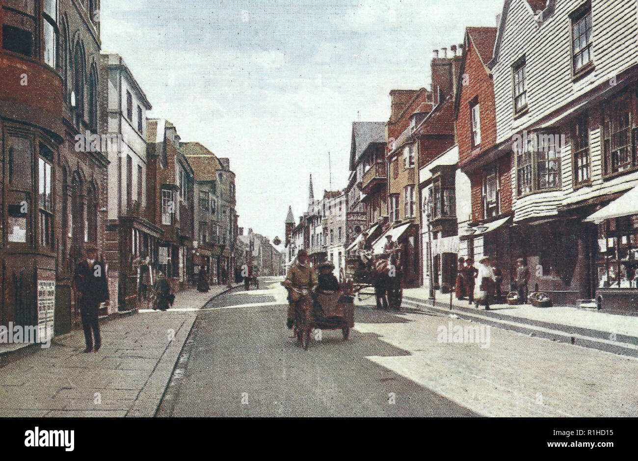 Lewes High street, Lewes è il capoluogo della contea di East Sussex e precedentemente noto come tutti del Sussex. Si tratta di una parrocchia civile ed è il centro di Lewes il governo locale del distretto. La sua popolazione è ora circa 17.000. La liquidazione è un mercato tradizionale e storico centro di comunicazioni e nel 1264, era il luogo della battaglia di Lewes. La città di attrazioni includono il castello di Lewes, resti di Lewes Priory, Bull House (l'ex casa di Tom Paine), Southover Grange e giardini pubblici e il sedicesimo secolo legno sala Wealden house nota come Anne of Cleves House. Altre caratteristiche notevoli di Foto Stock