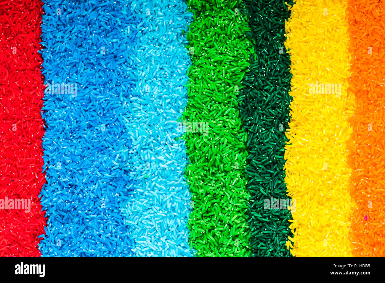 Righe verticali colorate con grana di riso Foto Stock